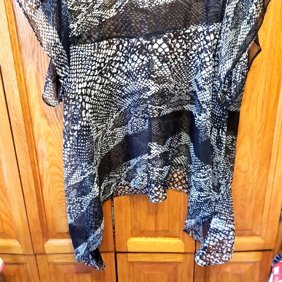 🌷🌷 MinkPink snakeprint top - Picture 5 of 6